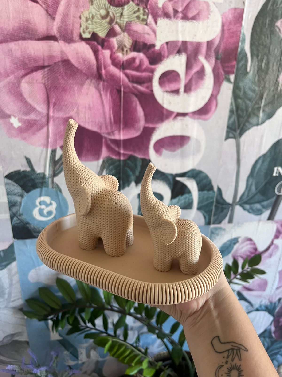 Elefantes decorativos 3D em filamento colorido